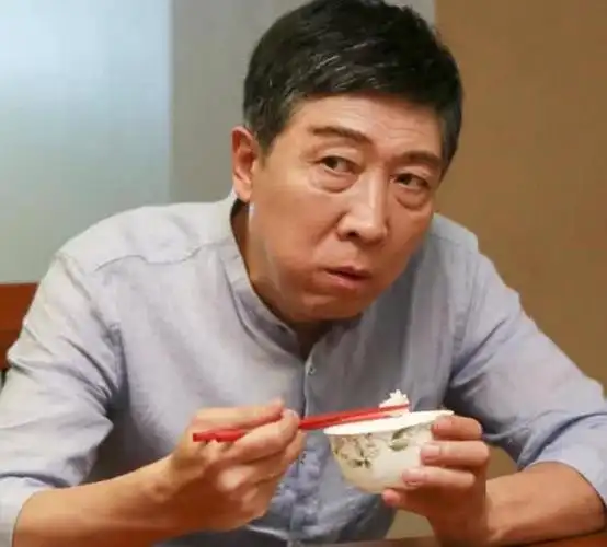 他与赵本山飙戏,专演配角曾欠剧组片酬,佳作不断今成最火老戏骨
