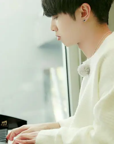 华晨宇 钢琴王子 唯美 深情 珍藏版美图 一切都那么美好,就像初次见到