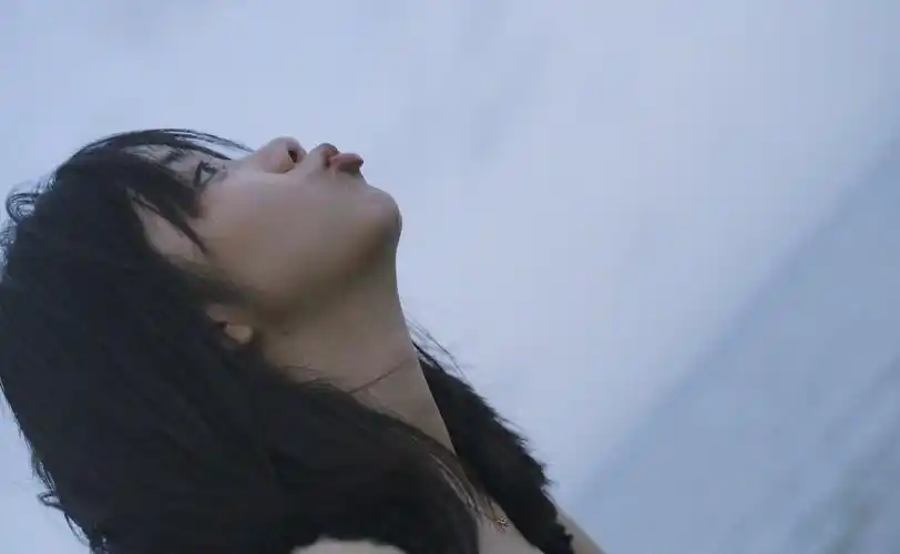 谭松韵最新海边写真释出,晒风中头发凌乱照,怼脸拍状态很棒