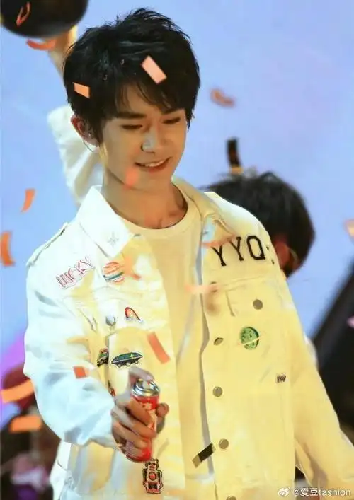 王俊凯蓝海,王源绿海,易烊千玺红海,tfboys团粉澄海,十周年演唱会的灯