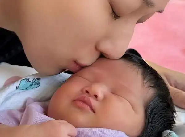 李承铉高调官宣,戚薇二胎生子,并且表示:我有了钢铁男子