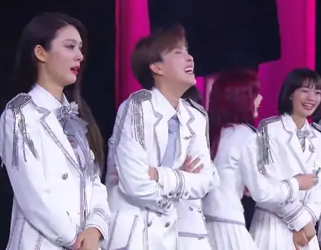 杨超越在台上哭,火箭少女在台下笑,只有一个人在抹眼泪