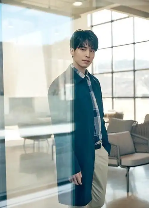 李栋旭代言写真