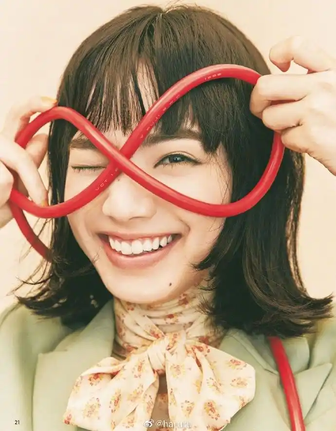 组图:小松菜奈拍摄杂志封面 使用小道具笑容灿烂俏皮可爱