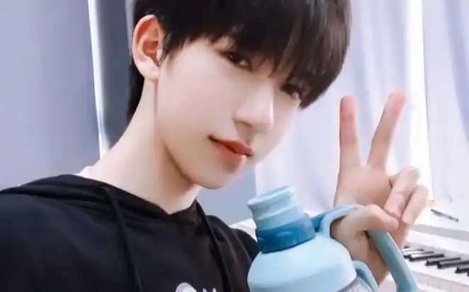 【贺峻霖】《做我的猫》直拍,封面是可爱霖霖喝他的新水瓶_哔哩哔哩