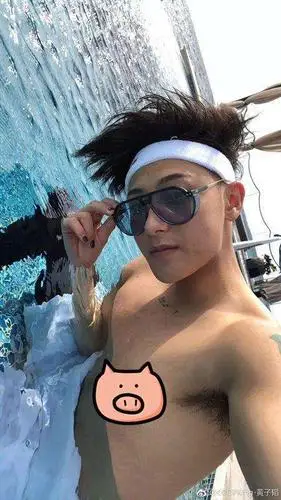 黄子韬大晒泳照秀身材, 指甲油跟胸毛却引网友吐槽!