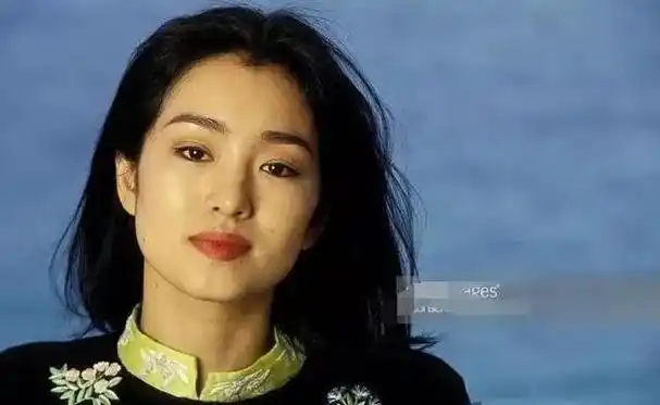 长着"方脸"的6位女星,年轻时被吐槽老气,年龄大了个个特抗老