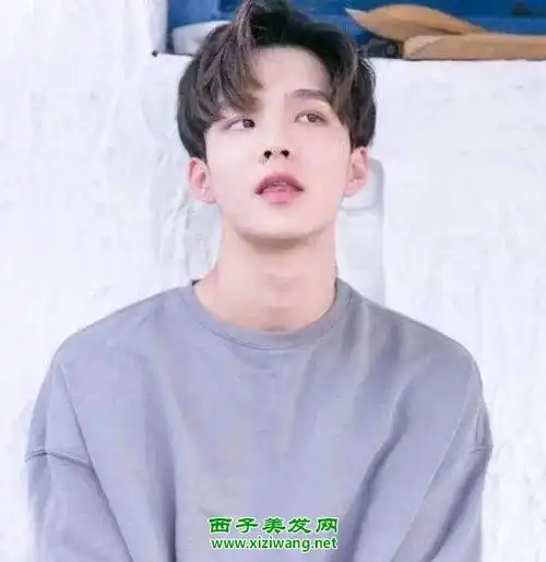 男生三七分偏分斜刘海发型图片年轻男生耍酷必备斜刘海造型