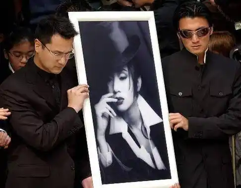 实拍梅艳芳葬礼:刘德华等抬棺,赵文卓送的花篮上八个字引人注目_鲜花