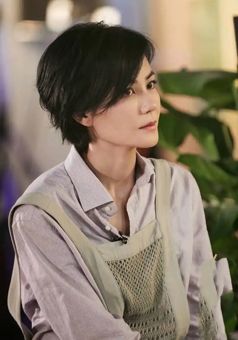 51岁王菲新造型来袭,香芋紫上衣大方优雅,这气质真绝了