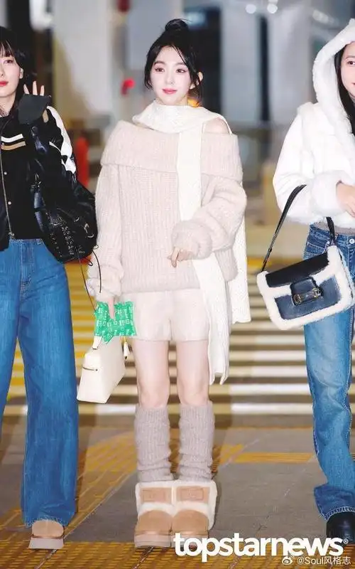 irene裴珠泫今日机场穿搭着米白色针织套装的冬日温柔女郎