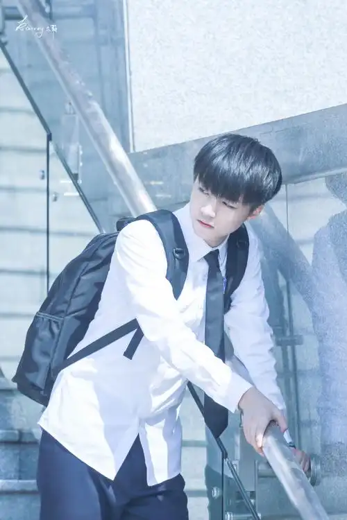 王俊凯 超少年密码拍摄 cr.logo