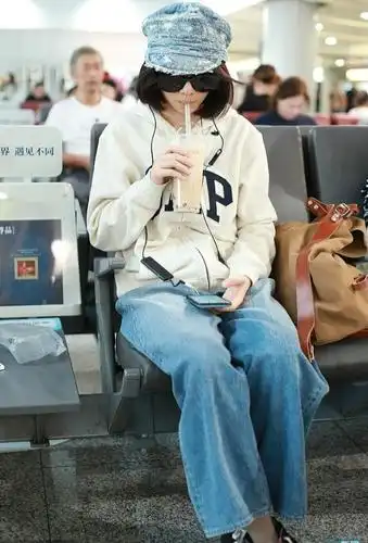 "金像影后"春夏全素颜亮相显好气色 梳减龄娃娃头比v秀可爱一面