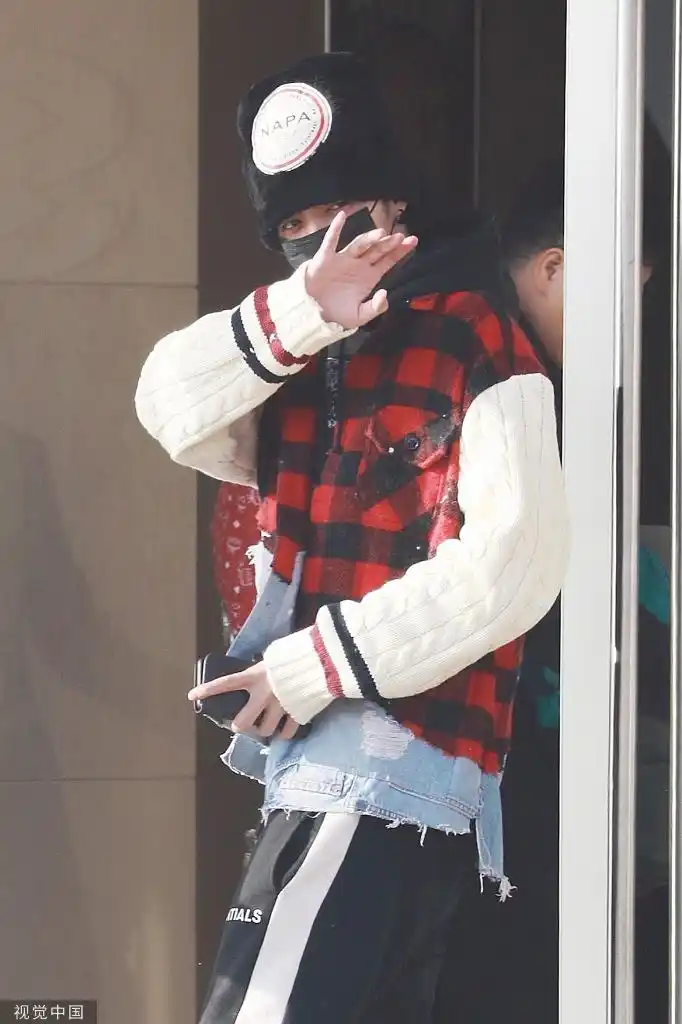 组图:吴亦凡戴黑帽子袜子外露潮范足 边走边整理衣服萌又帅_高清图集