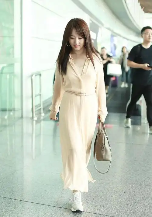 "甜歌天后"杨钰莹穿衬衫配"油画裤",显矮又显胖,美就一张脸