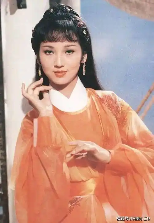 70岁赵雅芝过生日穿红裙,一出手就打脸年轻女明星_年纪_美貌_状态