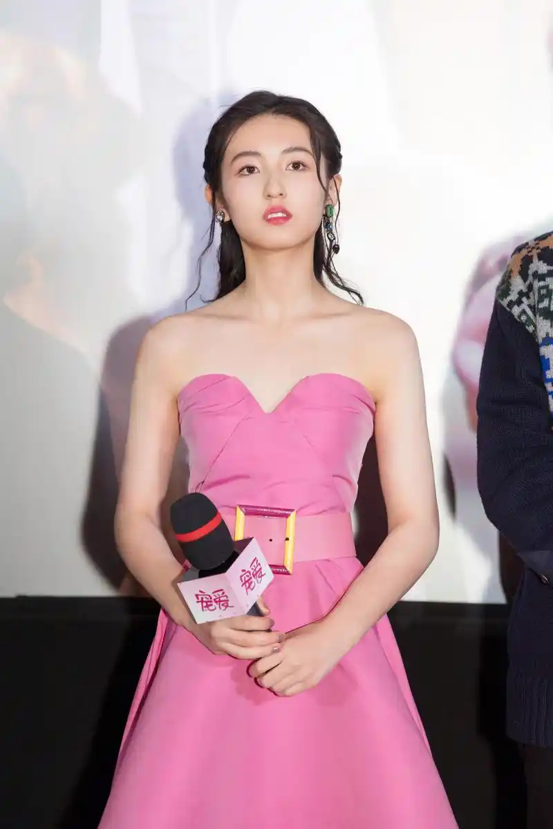 张子枫一袭慕斯粉系抹胸礼裙出席电影《宠爱》北京"跨进2020"主题首映