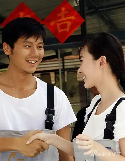 霍思燕工装曝光大摆鬼脸与李晨开起洗车店图