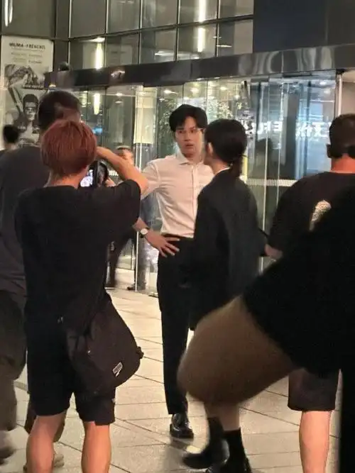 胡先煦的身高有误解,增高鞋垫穿的,脚后跟都出来了.纯纯大书背