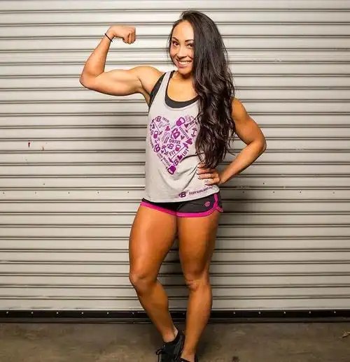 american tourist shares pictures of bruised hand after punching