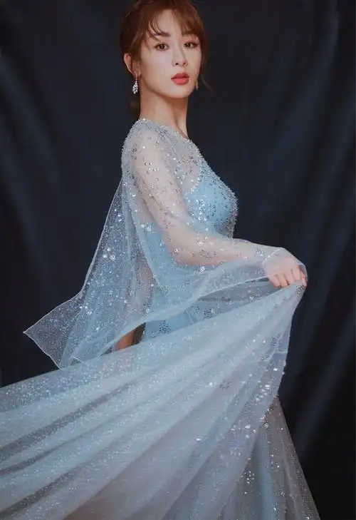 杨紫真敢穿一袭渐变连衣裙大露香肩美背画面唯美又浪漫