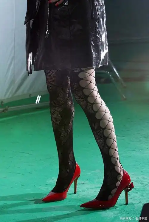 女孩的脚酸臭和穿丝袜有关系吗