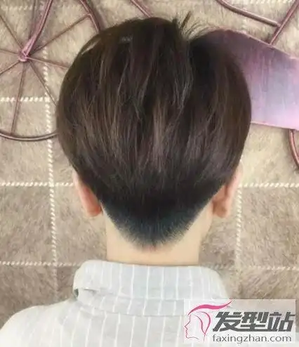 不少女生跟风剪了短发,洋气又清爽的发型成为她们的首选,推后边短发便