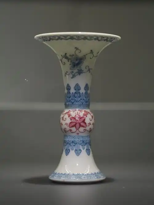 清雍正珐琅彩花卉纹花觚湖南省博物馆藏