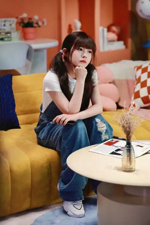 最近小七@赖美云穿着限定款机甲鞋出镜啦双马尾 白t牛仔背带裤 小白鞋