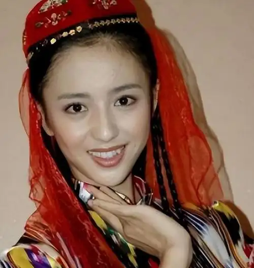 年轻时,佟丽娅还只是一名普通的大学生,尽管她具备优秀的基础,但当时