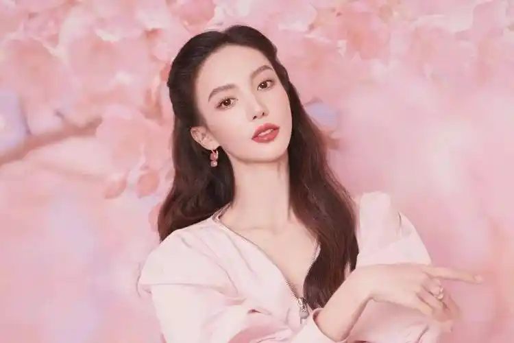 金晨的爱情整容史_邓伦_恋情_因为