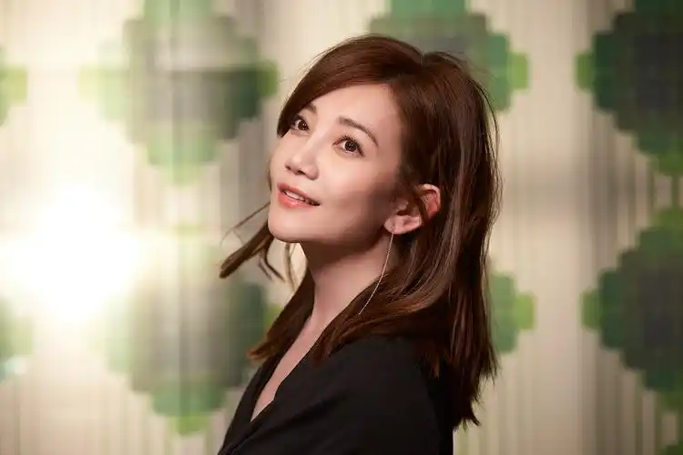 梁静茹mv回忆初恋酸甜少女小鱼时竟是榴梿控