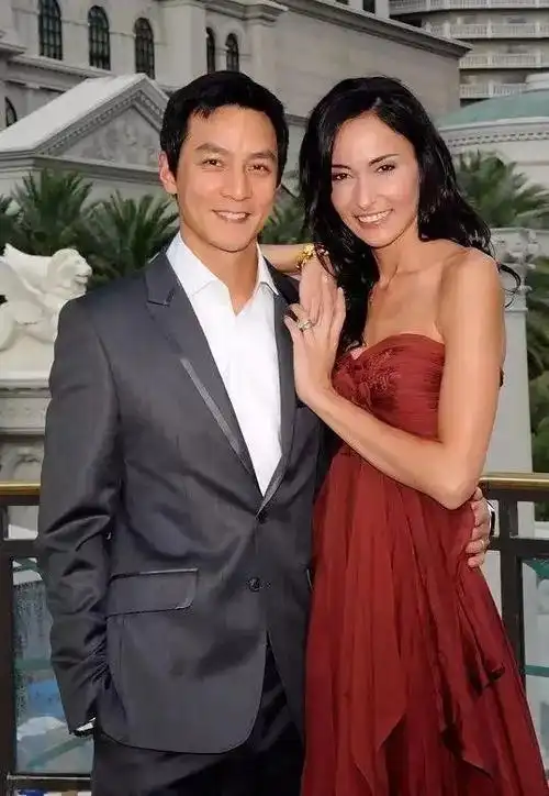 吴彦祖晒旧照为妻子lisas庆生二人对镜贴贴甜蜜恩爱