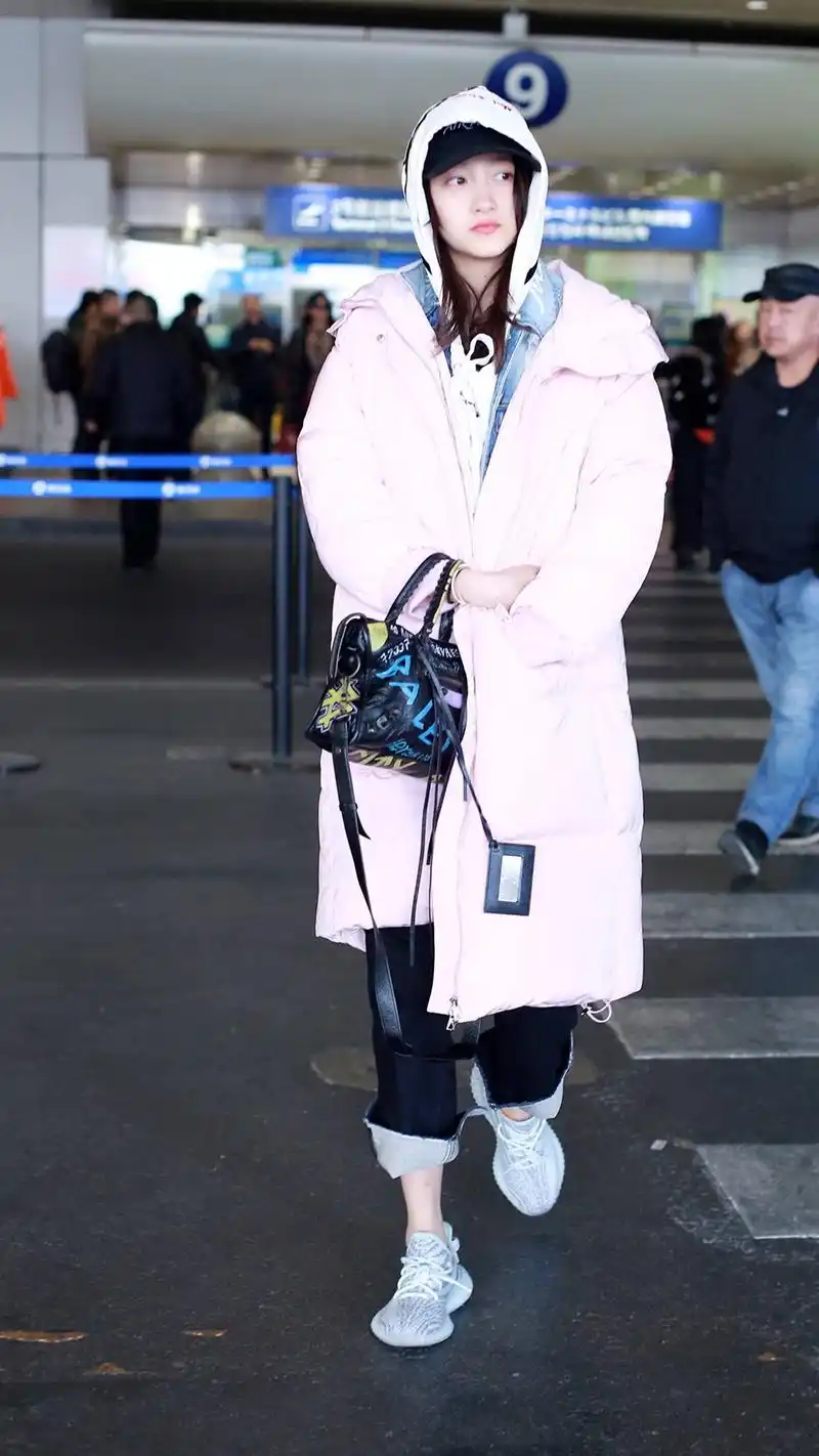 关晓彤最新机场街拍,变身粉色少女萌萌哒!