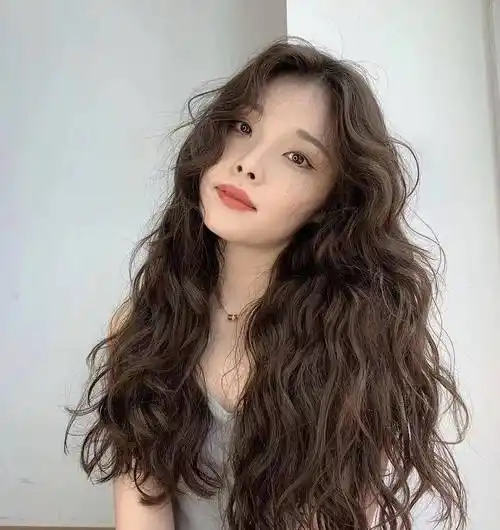 别再留"黑长直"了,今年春季最流行的烫发发型,减龄又气质_女生_气垫