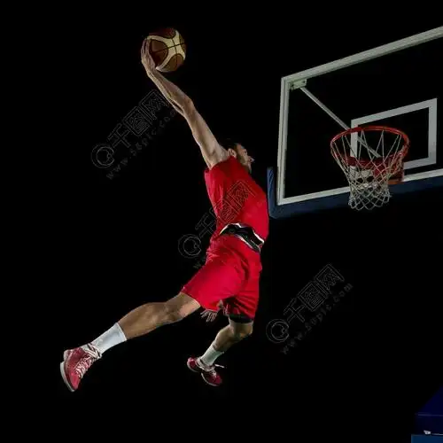 在黑色背景上孤立的行动中的篮球比赛体育运动员人物形象免费下载_jpg