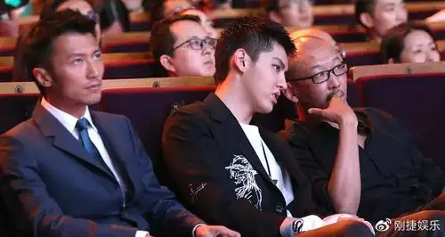 吴亦凡虽然出道很久了,依旧帅气时尚,穿西服都比谢霆锋更显嫩