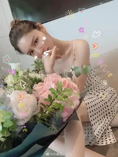 林峯520送花给老婆,张馨月晒照刻意遮小腹,意外曝光豪宅内景