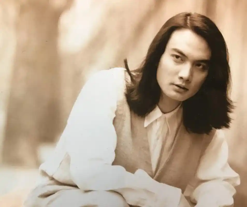 52岁歌手李泉深夜晒宝宝萌照宣布当爹喜讯,曾与柯蓝朱珠传绯闻