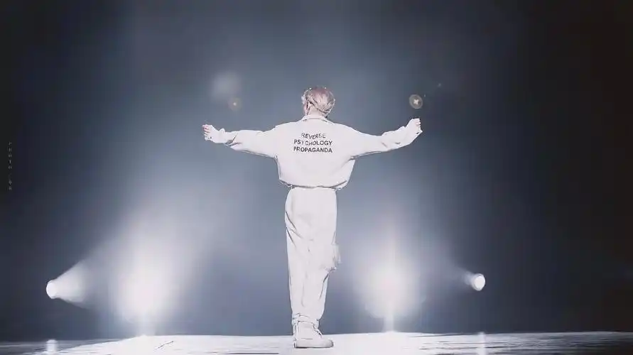 【张艺兴】每日一 背影