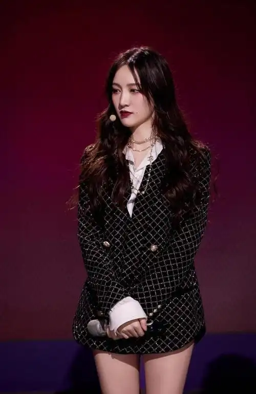 孟佳的时尚消化力真的太强,穿"奶奶碎花"前卫又个性,太高级