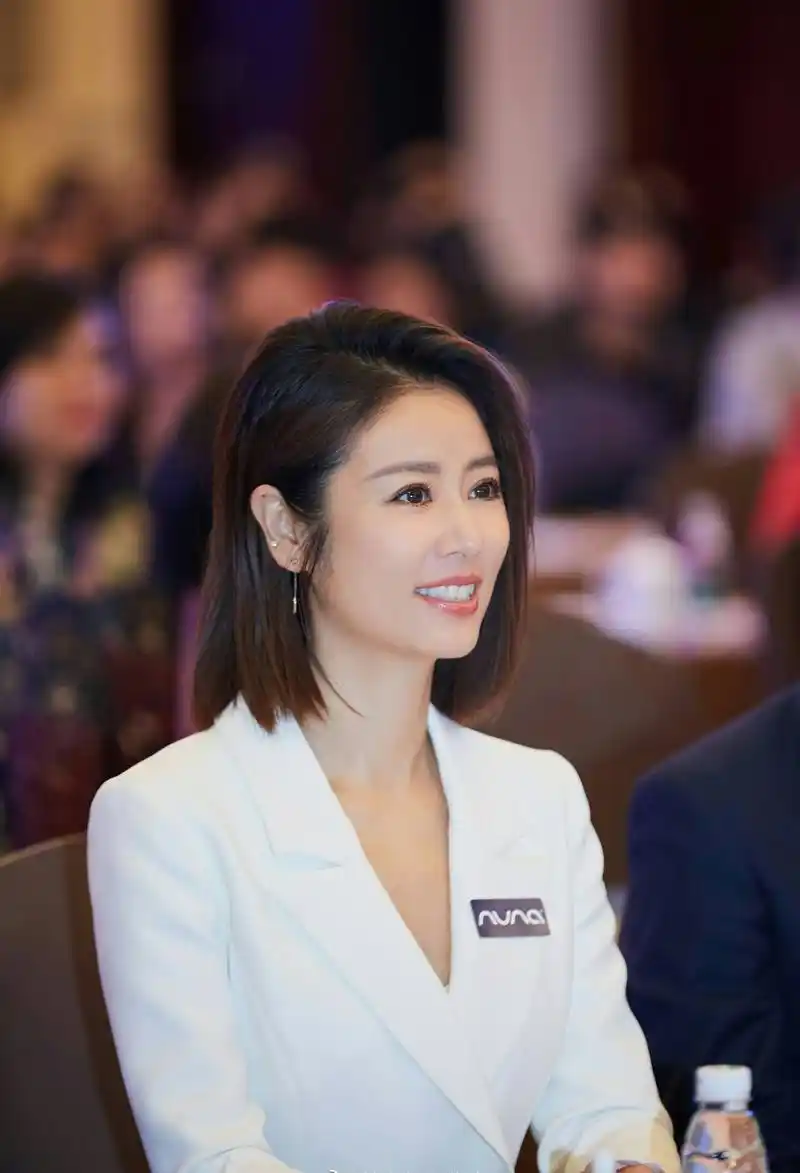 作为娱乐圈的流量明星,谁都没有当时"紫薇格格"林心如的人气高,当时的