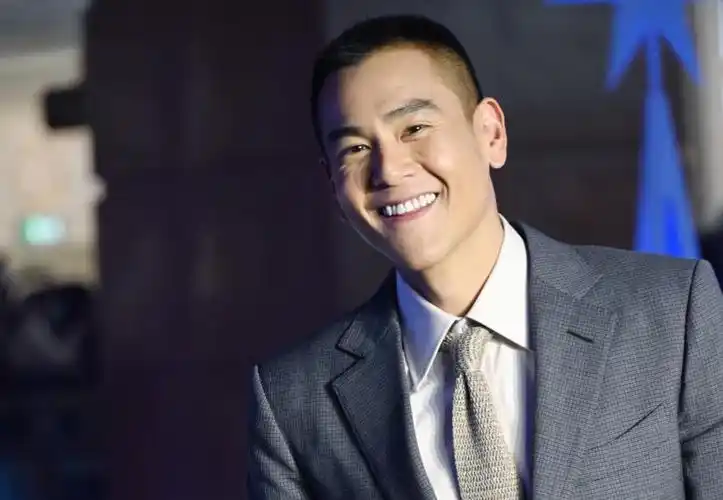 彭于晏板寸短发man爆坏笑痞帅