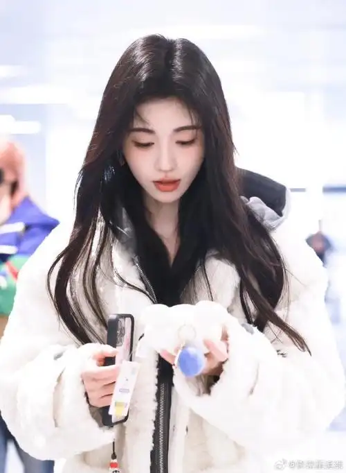 鞠婧祎|白色毛衣外套搭配牛仔裤,呈现出简约清新的气质,非常适合日常