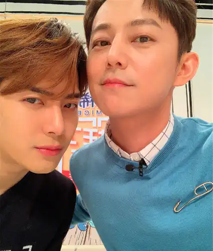 44岁何炅官宣回归,与王嘉尔甜蜜合照,这是相差20岁的兄弟吗