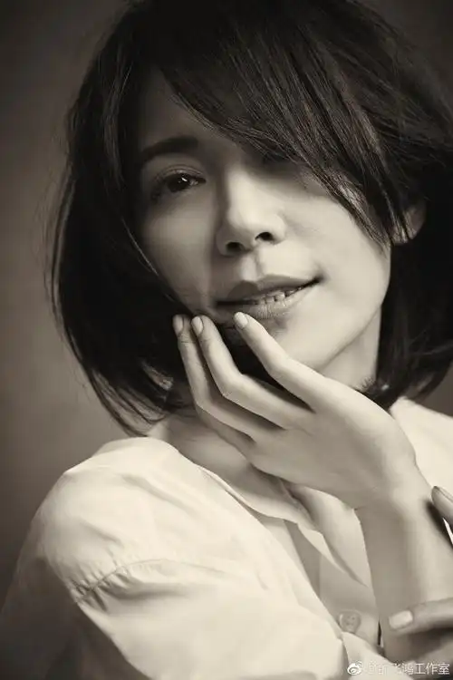 俞飞鸿穿白衬衫光脚上阵拍写真 眼神清澈大气随性