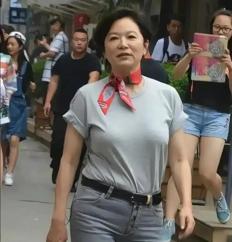 林青霞的街头素颜照被抓拍到了,感觉比晓庆姐要老,晓庆姐多嫩呀,像