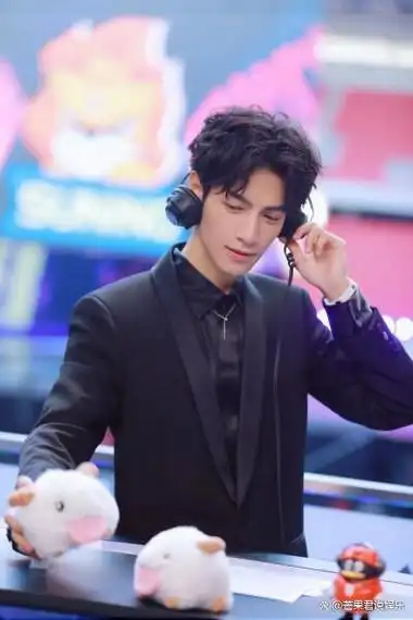 罗云熙被曝与神秘同性友人同游纽约,网友辣评:你没同性好友?