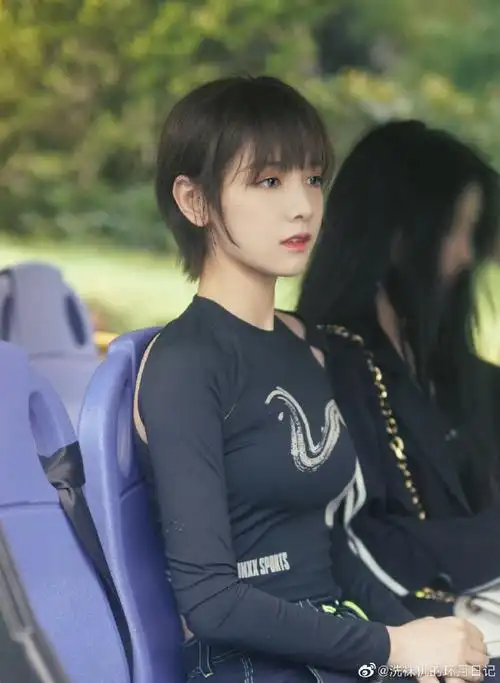 赵粤超话#赵粤硬糖少女303人气主舞#不小心套错了滤镜却发现意外的