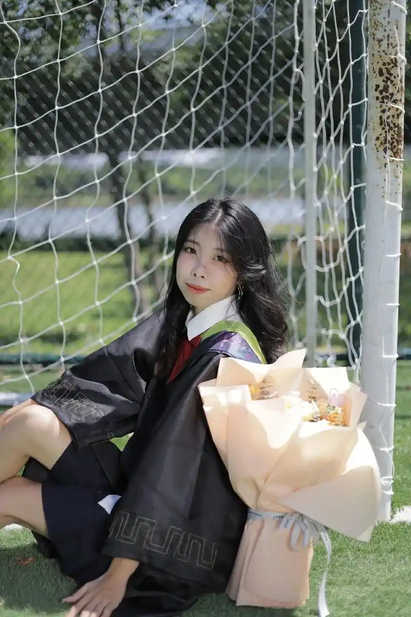 今天的天气很好,一会儿没课以后也没课了.#学士服写真 #毕业 - 抖音